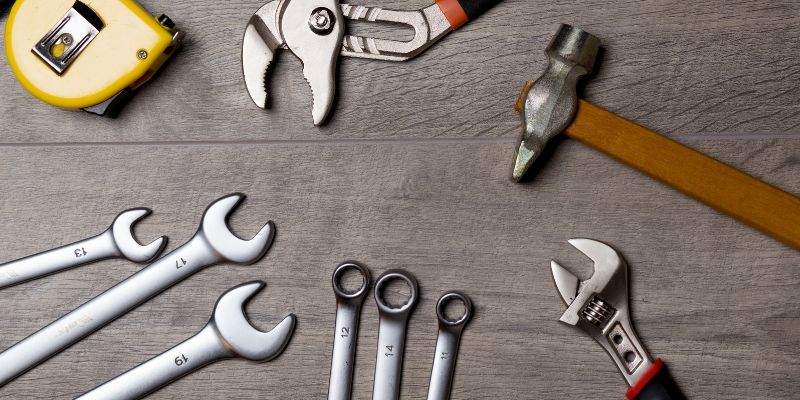 Substitui martelos e pregos